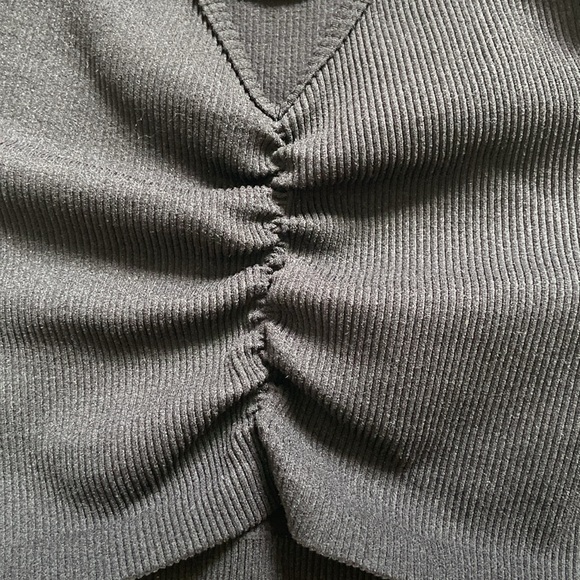 Dynamic • Black Ruched Crop Tee - Picture 2 of 8